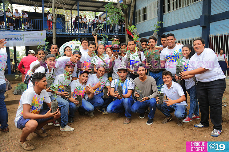 Rom&aacute;n "Chocolatito" Gonz&aacute;lez siembra un &aacute;rbol en el Instituto Ram&iacute;rez Goyena